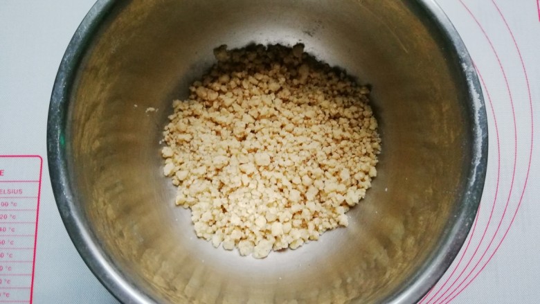 南瓜蜂蜜脆底小面包,拌成粗颗粒状