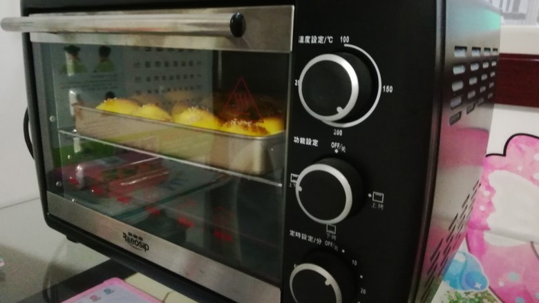南瓜蜂蜜脆底小面包,烤箱预热180度上下火烤30分钟左右
