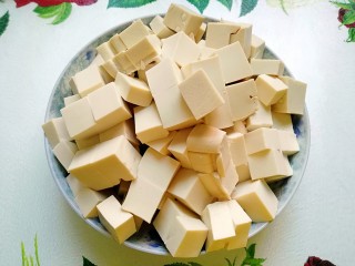肉末豆腐,嫩豆腐切1.5㎝见方的块