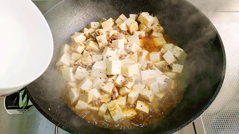 肉末豆腐,淋入水淀粉