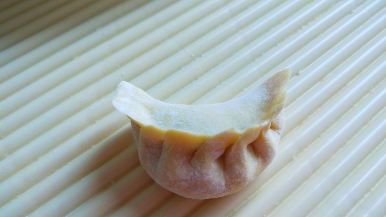 立秋  吃南瓜猪肉虾仁香菜饺子,包好的饺子摆放整齐。