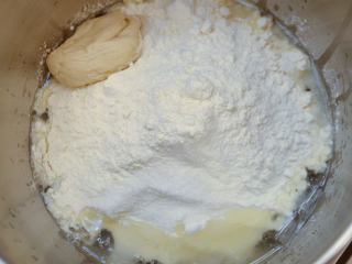 营养黎麦吐司,把除黄油、盐和藜麦外的材料加入厨师机搅拌桶。开启1档揉成团后转3档继续揉面。