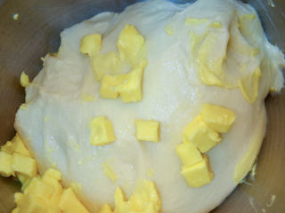 营养黎麦吐司,团揉至表面较光滑后加入软化的黄油，低档至黄油吸收。
