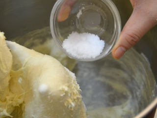 营养黎麦吐司,加入盐后继续用3档揉面至扩展阶段，面团拉伸性较好有细腻的手套膜后停止揉面。