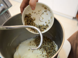 营养黎麦吐司,加入冷却的藜麦，低档揉约1分钟至基本混合即可。