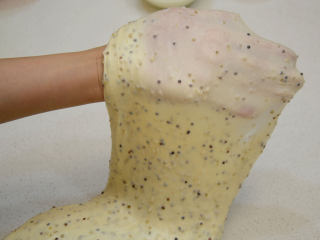 营养黎麦吐司,面团取出，手动折叠整理，至藜麦分布更均匀。