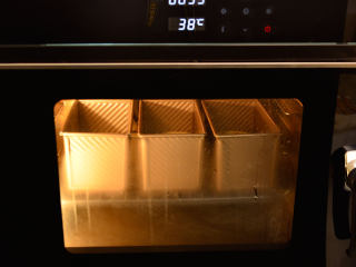 营养黎麦吐司,COUSS电烤箱CO-960S，选择发酵模式，温度设置38度，面团放入进行二次发酵至约吐司盒8分满（中途视蒸汽情况适当手动加湿）。