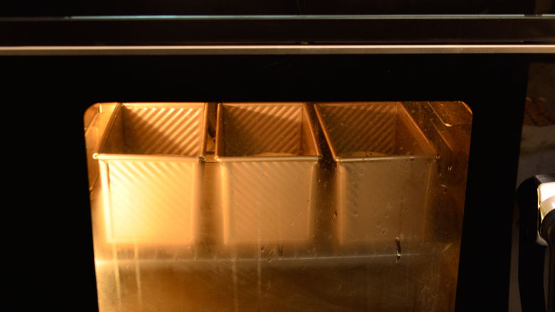 营养黎麦吐司,COUSS电烤箱CO-960S，选择发酵模式，温度设置38度，面团放入进行二次发酵至约吐司盒8分满（中途视蒸汽情况适当手动加湿）。