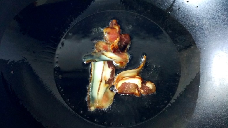 腊味素鸡,先将腊肉放入锅中，慢慢炸出香味。