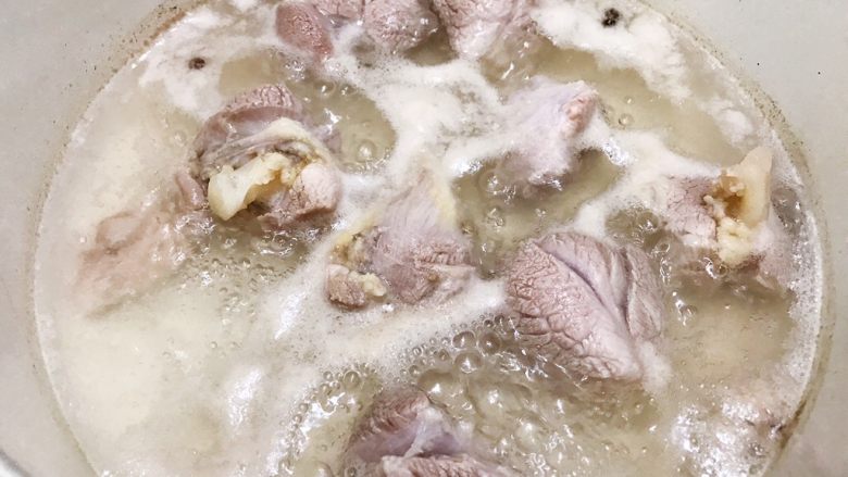 山药玉米薏仁猪展汤,水开后煮一分钟捞出猪展肉
