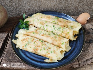 快手早餐之葱花饼,因为我煎的不是很漂亮的那种圆，吃的时候卷起来，好看又好吃