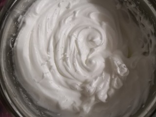 西瓜🍉雪芳蛋糕,蛋白中加入塔塔粉，分三次加入细砂糖打发至硬性状态。