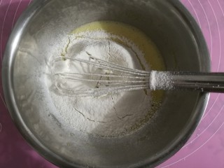 西瓜🍉雪芳蛋糕,筛入低粉呈“一”字或者“Z”字形拌匀至无干粉。