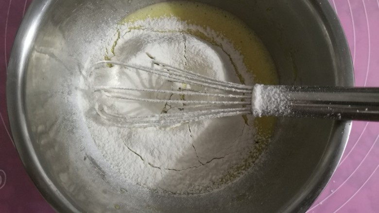 西瓜🍉雪芳蛋糕,筛入低粉呈“一”字或者“Z”字形拌匀至无干粉。