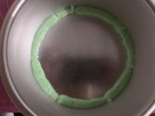 西瓜🍉雪芳蛋糕,先挤一圈绿色面糊。