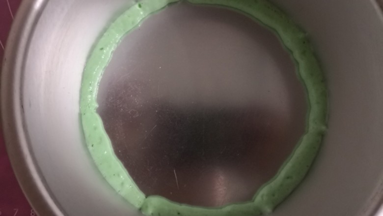 西瓜🍉雪芳蛋糕,先挤一圈绿色面糊。