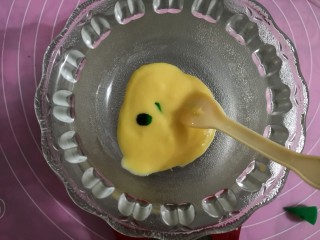 西瓜🍉雪芳蛋糕,将蛋黄糊分成三份，其中两份绿色和原色分别20克，剩下的都是加入红色色素搅拌均匀。