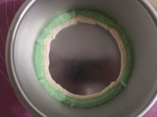 西瓜🍉雪芳蛋糕,在绿色面糊里面再挤一圈原色面糊，再重复一遍。