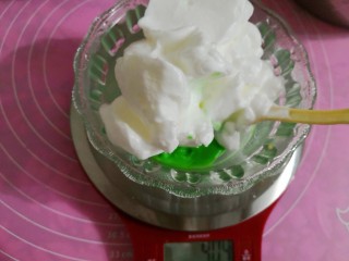 西瓜🍉雪芳蛋糕,绿色和原色蛋黄糊中分别加入40克的蛋白，轻轻搅拌均匀。