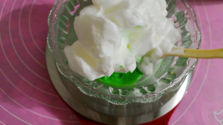 西瓜🍉雪芳蛋糕,绿色和原色蛋黄糊中分别加入40克的蛋白，轻轻搅拌均匀。
