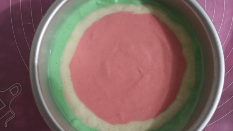 西瓜🍉雪芳蛋糕,这个时候预热烤箱160度15分钟左右，用勺子舀入红色面糊，按照这个顺序将面糊挤完，可能红色面糊会多，可以做一个4寸戚风蛋糕，不要浪费了哦😊
