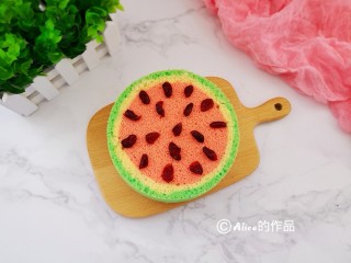 西瓜🍉雪芳蛋糕,用蔓越莓作为西瓜籽摆放好。