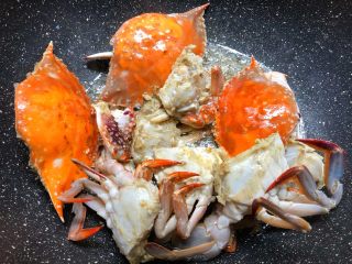 香辣蟹,煎至蟹壳呈红色，蟹肉8分熟即可盛出来待用，锅里剩底油