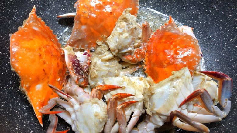 香辣蟹,煎至蟹壳呈红色，蟹肉8分熟即可盛出来待用，锅里剩底油