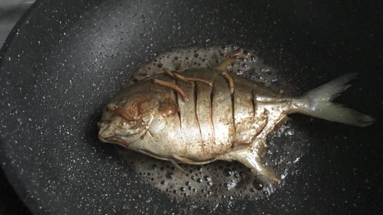 香煎海鲳鱼,一面煎金黄翻面继续煎2分钟左右即可。