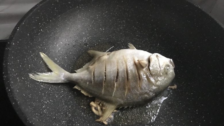 香煎海鲳鱼,油热放入腌好的鱼。