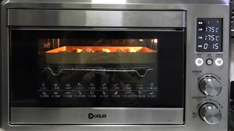 咖啡焦糖核桃司康,入预热好的烤箱中层，上下火175度烤15分钟。