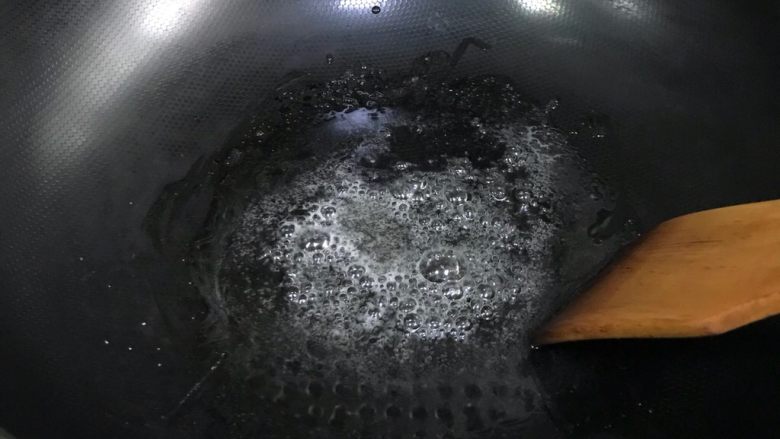 咖啡焦糖核桃司康,把焦糖核桃所需要的细砂糖和清水加入锅内，开小火，一直搅拌至起大泡。