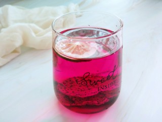 夏日水果茶，在家自己做,再来杯火龙果柠檬水，颜色好漂亮啊！