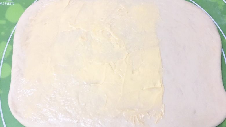可颂牛角包,黄油事先融化，刷上黄油液，刷三分之二的面积。