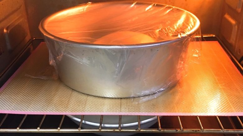 可颂牛角包,烤箱发酵档，底部放一碗热水，发酵60分钟。