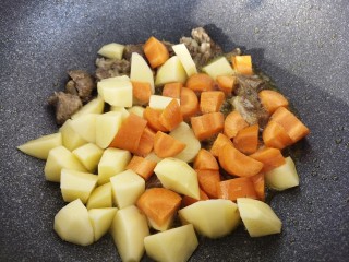 咖喱牛肉炖土豆,然后加入土豆和胡萝卜。