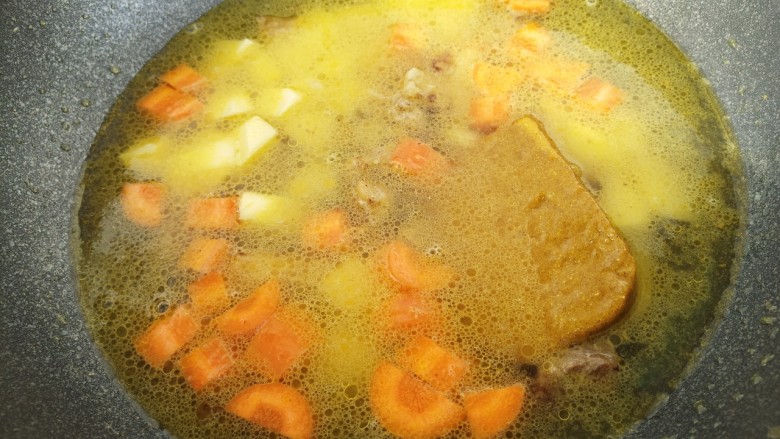 咖喱牛肉炖土豆,然后再加入适量的水。