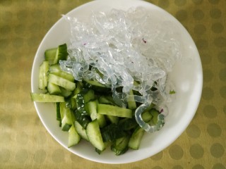 夏日凉拌菜,先准备半根黄瓜，洗干净切丝，然后准备点人造海蜇丝。