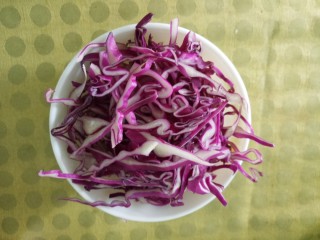 夏日凉拌菜,紫甘蓝切成丝状。