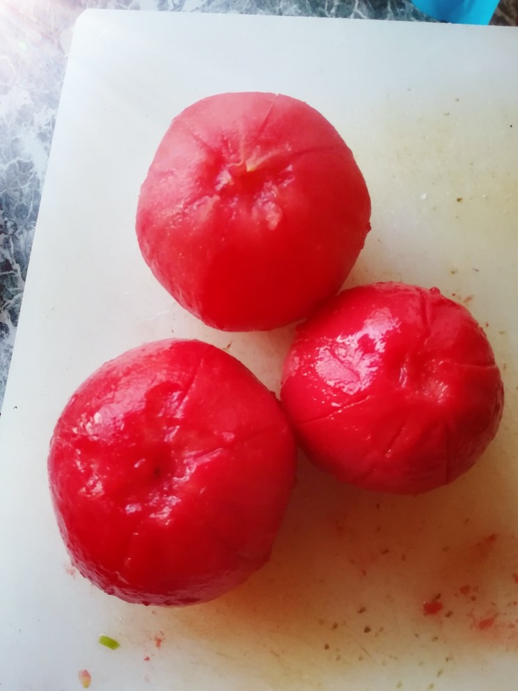 红三朵,番茄剥皮待用