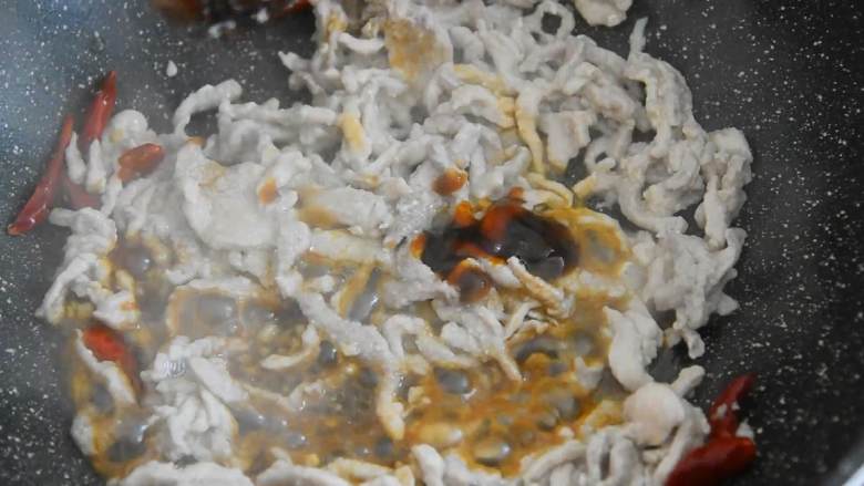 快手辣炒肉丝超下饭，米饭都多吃一碗,倒入肉丝，加入1勺糖、生抽、蚝油炒匀。