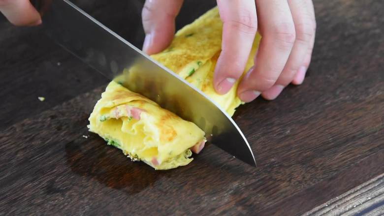 葱香芝士蛋卷—色彩丰富口感更丰富,重复加蛋液卷起直至蛋液用完。

蛋卷切段。
