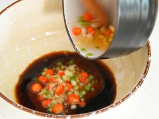 一碗热汤面—鲜香营养又开胃,碗中加盐、醋、生抽、调汁。