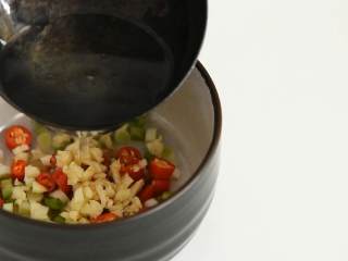 一碗热汤面—鲜香营养又开胃,碗中加入葱、小米椒、蒜、香油，淋热油备用。