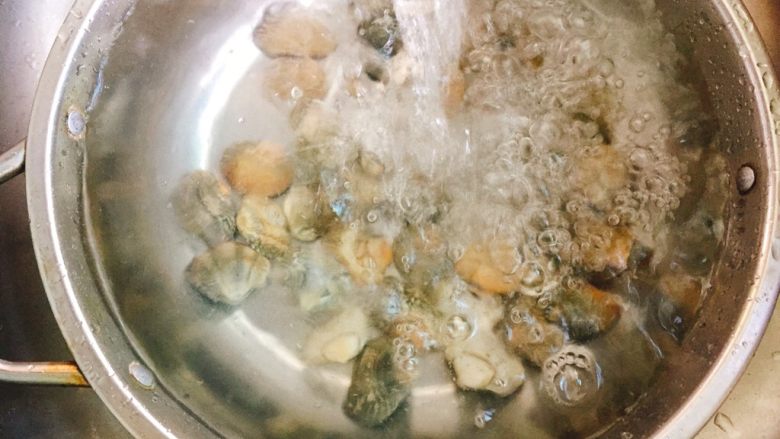 家庭版+烤海鲜拼盘,将吐好沙的花蛤用流动水搓洗干净