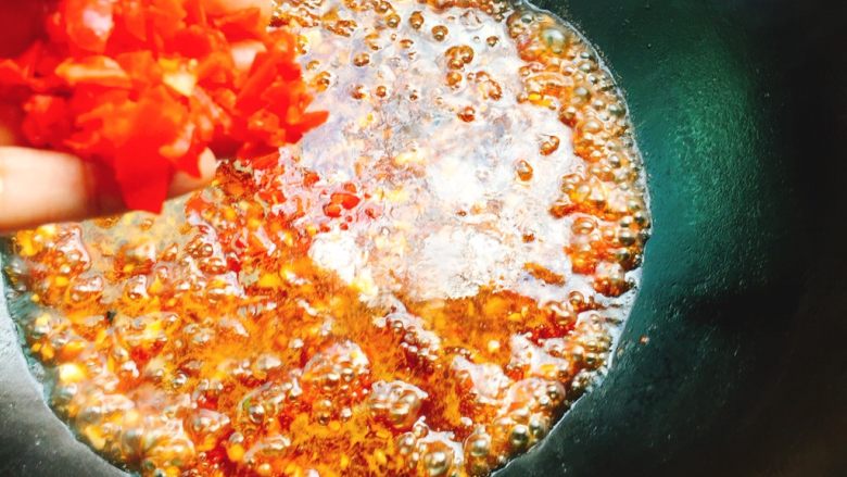 家庭版+烤海鲜拼盘,大火煮开后加入红椒末，最后倒入碗中备用