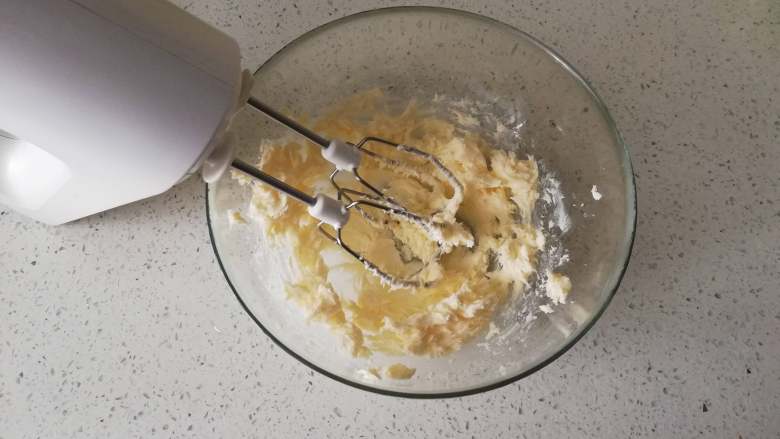 糖霜饼干之平整饼干底,将已经软化好的无盐黄油用打蛋器打散。