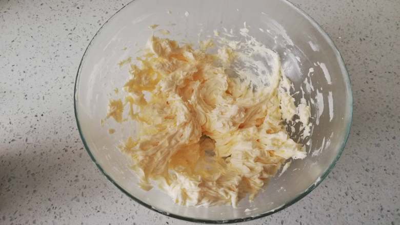 糖霜饼干之平整饼干底,加入蛋黄后，打至蛋黄与黄油充分融合。