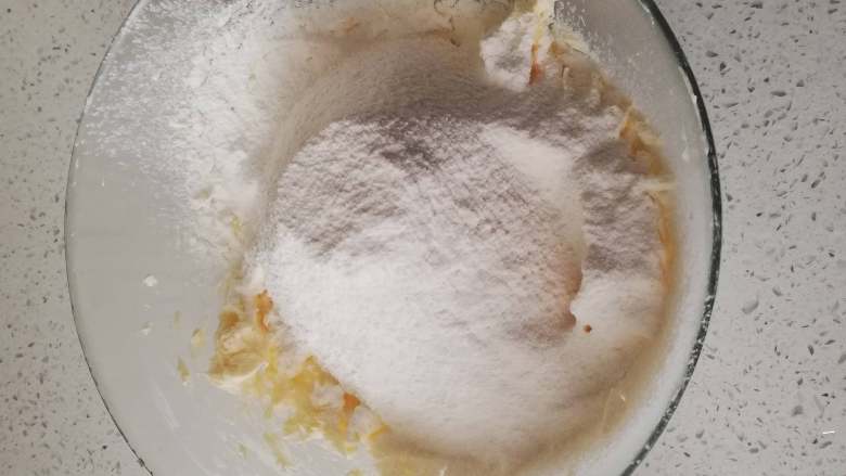 糖霜饼干之平整饼干底,将低筋面粉筛入打发好的黄油中。