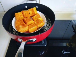 色泽金黄&香甜软糯的豆沙馅南瓜饼,放入器具中，隔水蒸熟！
